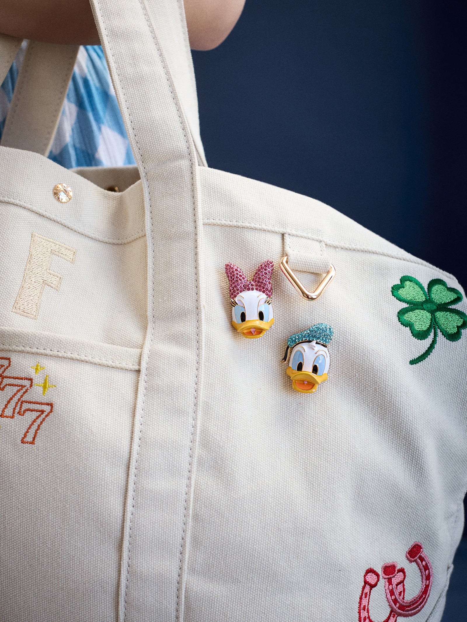 Disney 3D Character Pin - Daisy Duck - Image 2