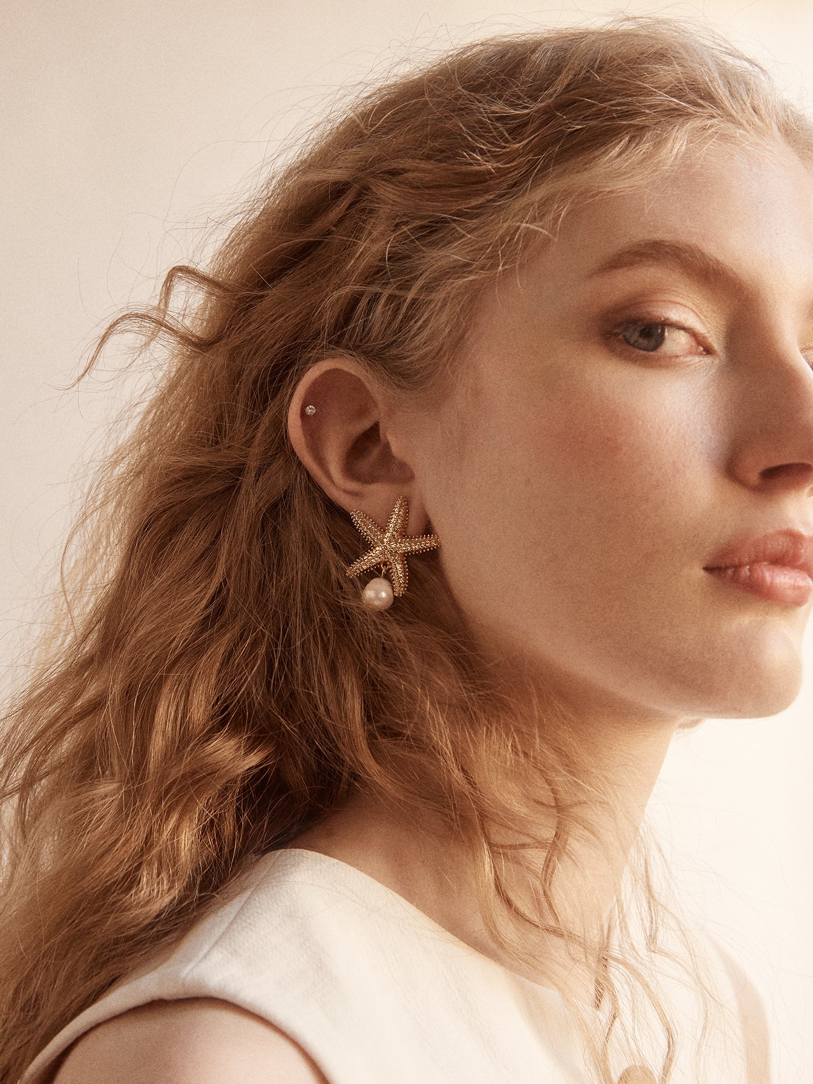 Alana Starfish Earrings - Gold/Pearl - Image 2
